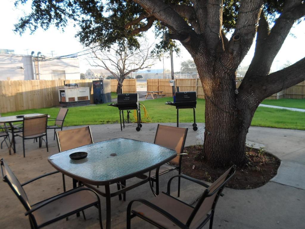 Knights Inn Pearsall Buitenkant foto